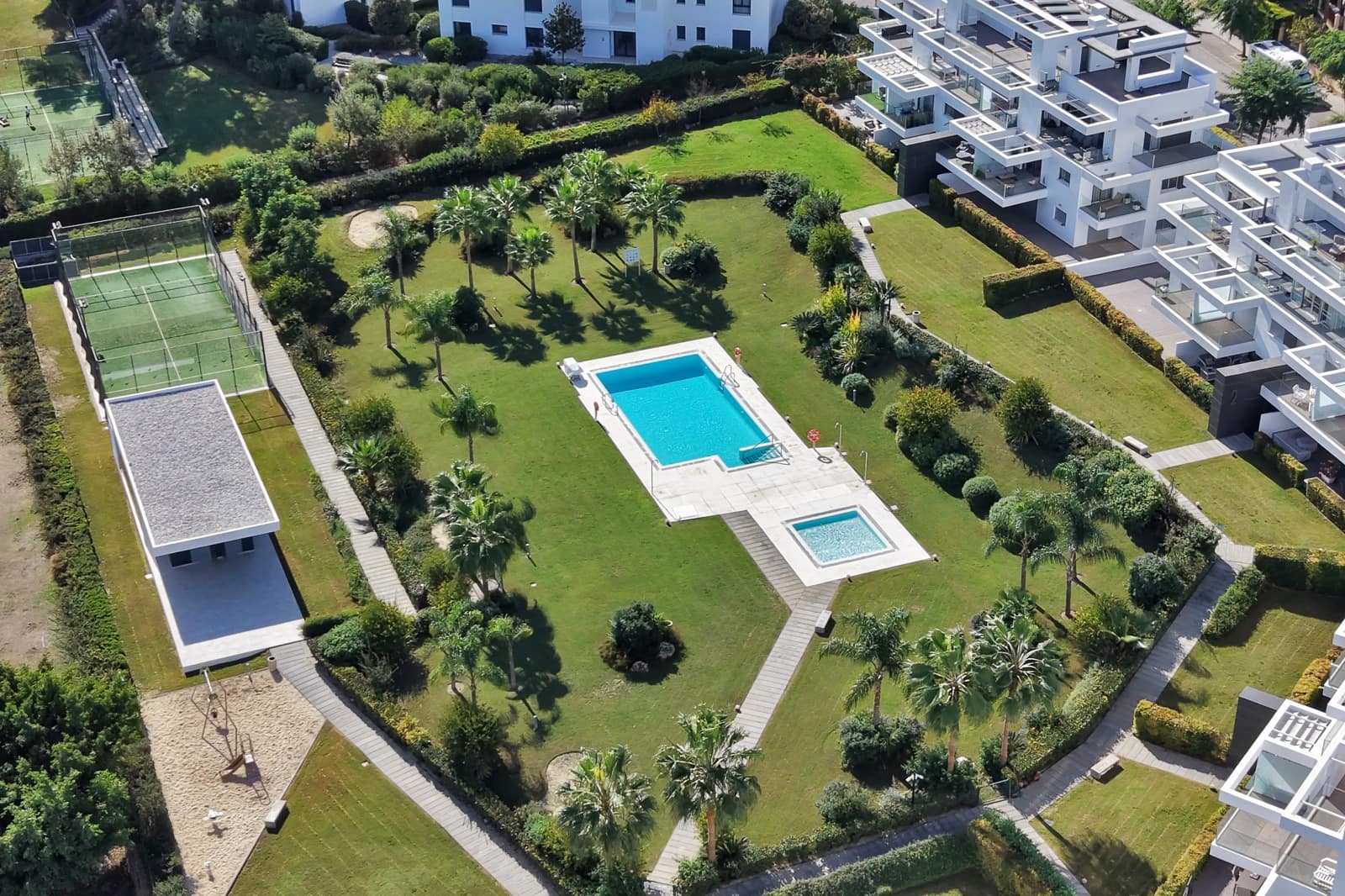 Apartamento de 3 habitaciones en Estepona en venta con piscina - 895.000 € (Ref: 9379283)