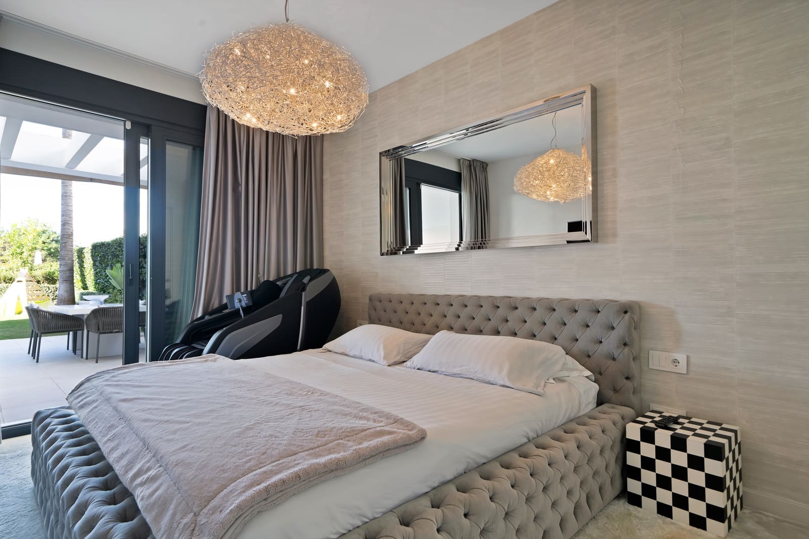 Apartamento de 3 habitaciones en Estepona en venta con piscina - 895.000 € (Ref: 9379283)