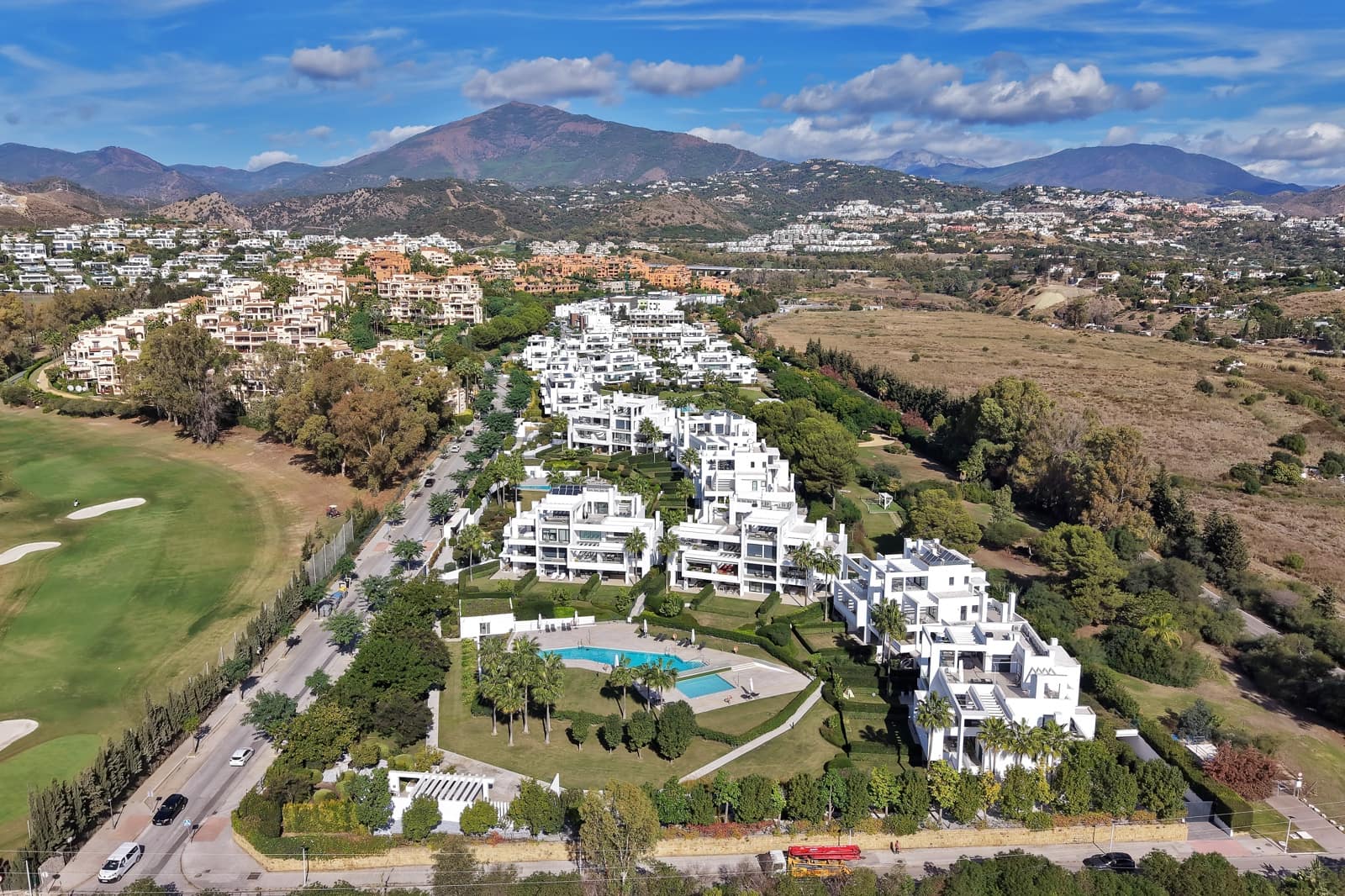 Apartamento de 3 habitaciones en Estepona en venta con piscina - 895.000 € (Ref: 9379283)