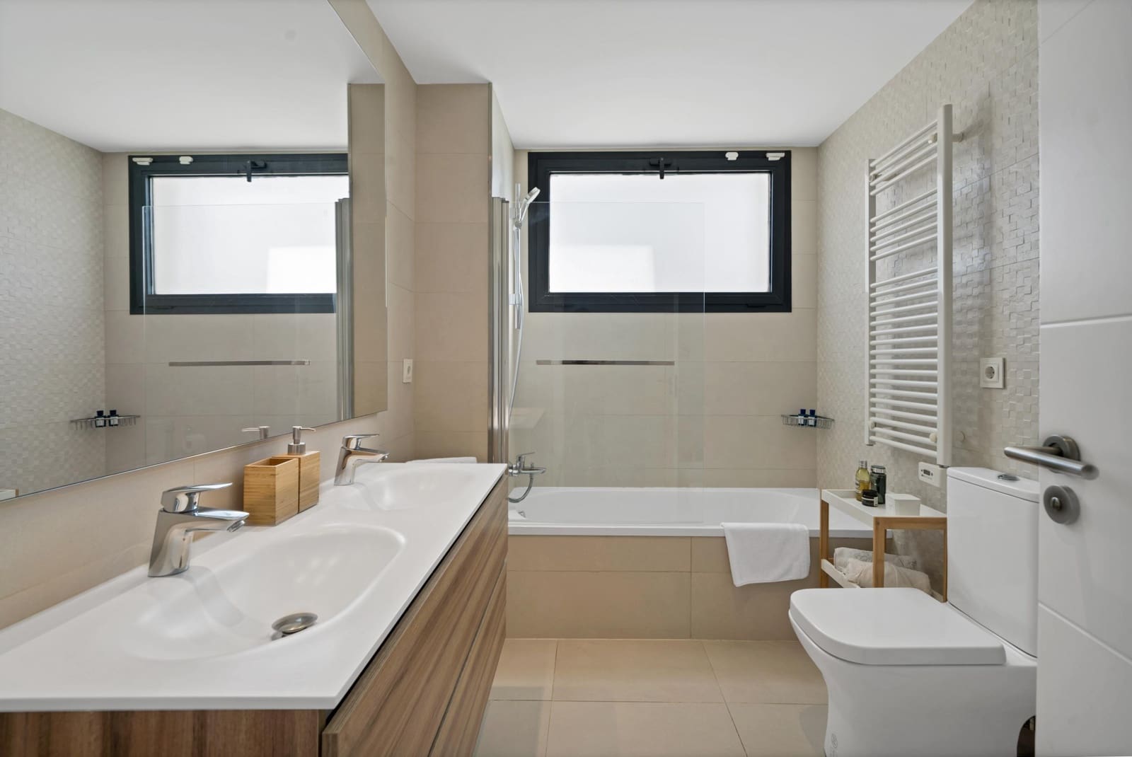 Apartamento de 3 habitaciones en Estepona en venta con piscina - 895.000 € (Ref: 9379283)