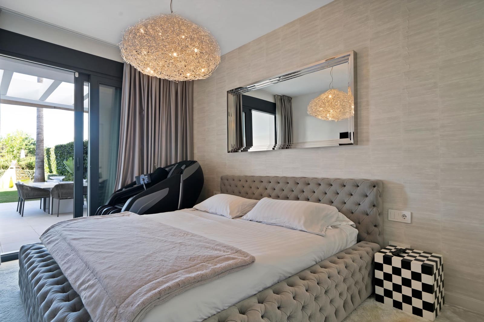 Apartamento de 3 habitaciones en Estepona en venta con piscina - 895.000 € (Ref: 9379283)