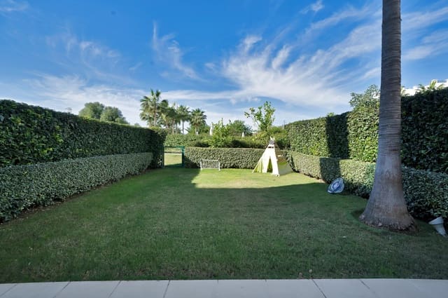 3 makuuhuone Huoneisto myytävänä paikassa Estepona mukana uima-altaan - 895 000 € (Ref: 9379283)