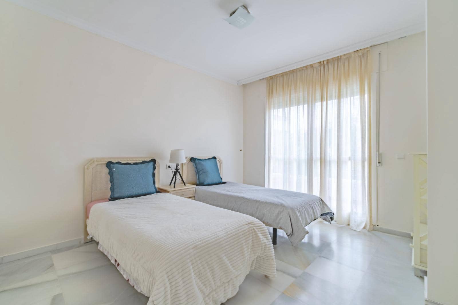 2 bedroom Flat for sale in Marbella with pool - € 365,000 (Ref: 9379284)