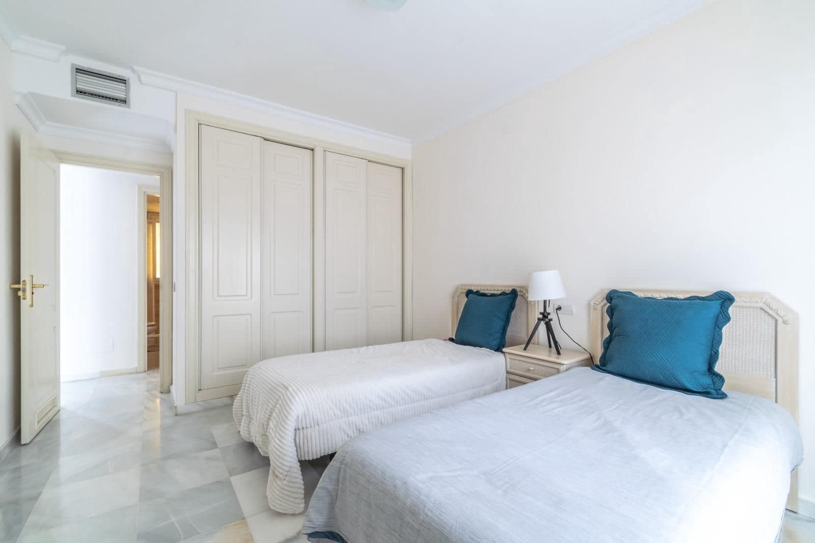 2 bedroom Flat for sale in Marbella with pool - € 349,000 (Ref: 9379284)