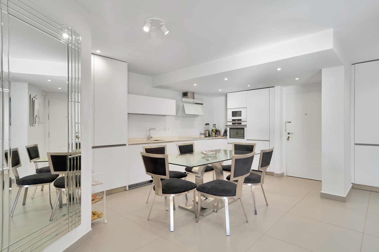 2 makuuhuone Huoneisto myytävänä paikassa Marbella mukana uima-altaan - 910 000 € (Ref: 9390581)