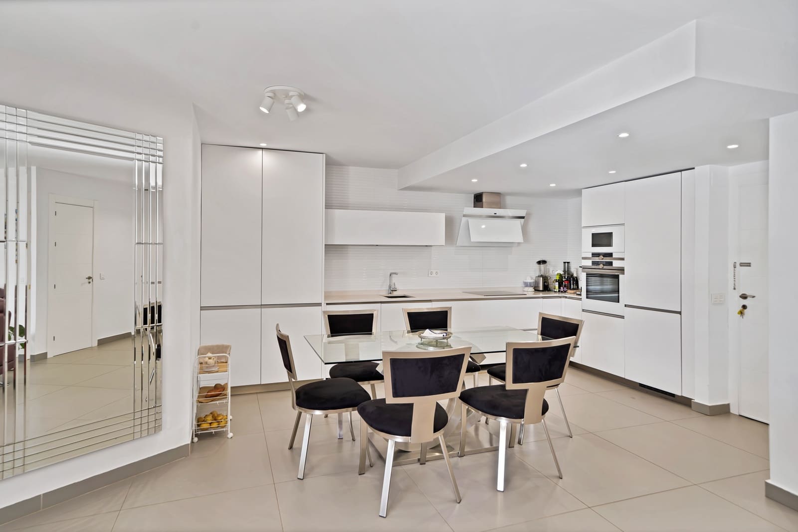 2 makuuhuone Huoneisto myytävänä paikassa Marbella mukana uima-altaan - 910 000 € (Ref: 9390581)