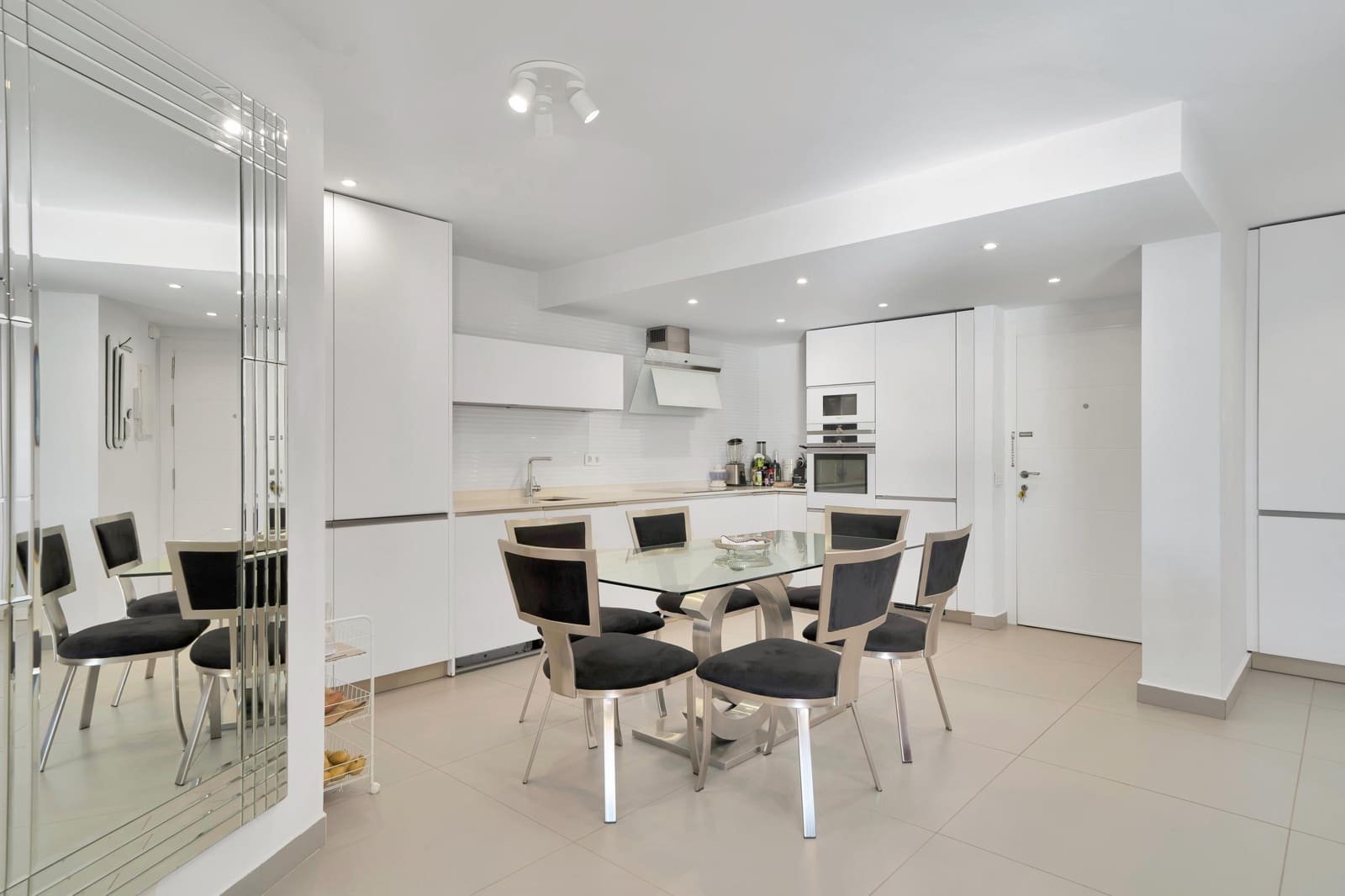 2 bedroom Apartment for sale in Marbella with pool garage - € 849,000 (Ref: 9390581)
