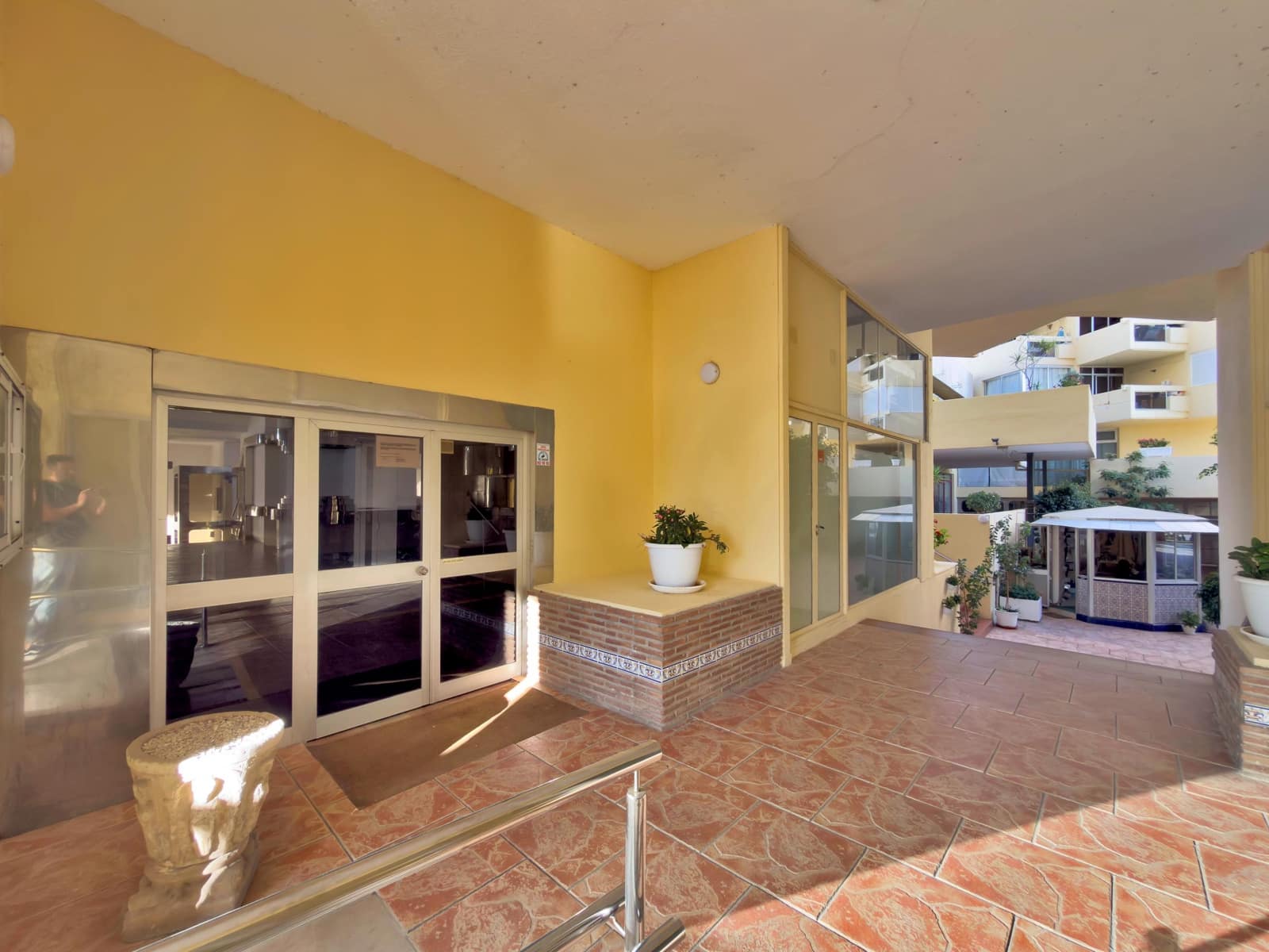 2 bedroom Apartment for sale in Marbella with pool garage - € 849,000 (Ref: 9390581)
