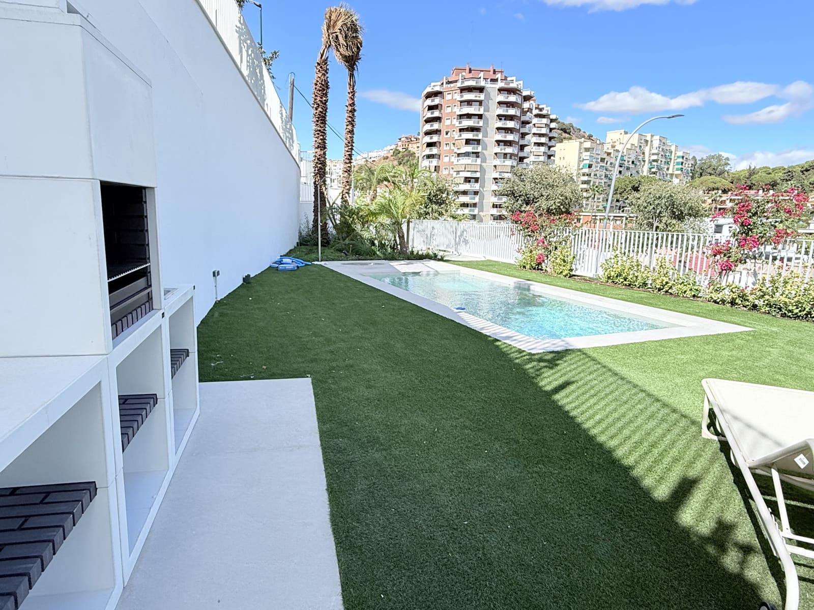 3 sypialnia Dom blizniak na sprzedaż w Miasto Malaga z basenem - 1 650 000 € (Ref: 9396252)