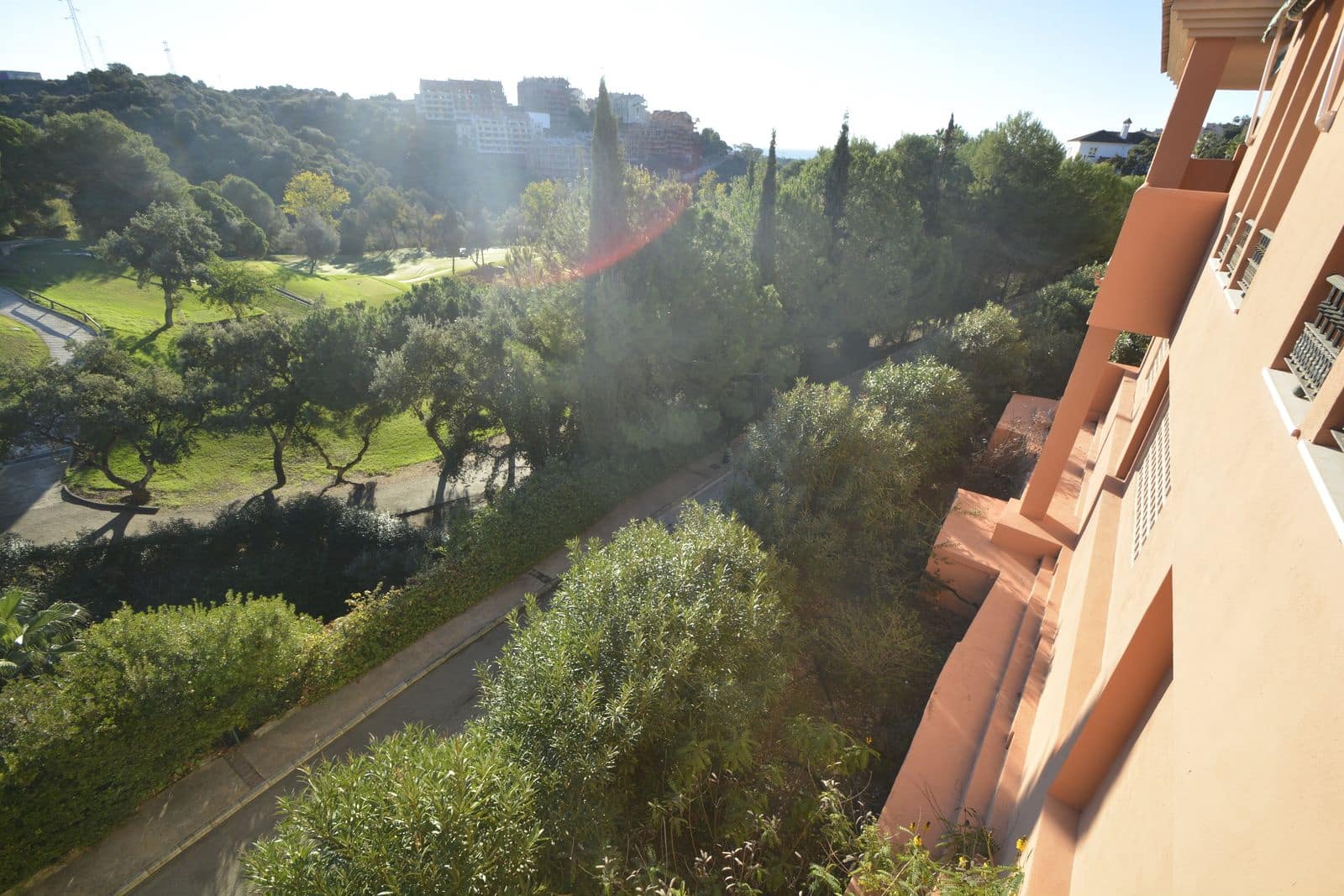 2 sypialnia Apartament na sprzedaż w Elviria z basenem garażem - 385 000 € (Ref: 9411208)