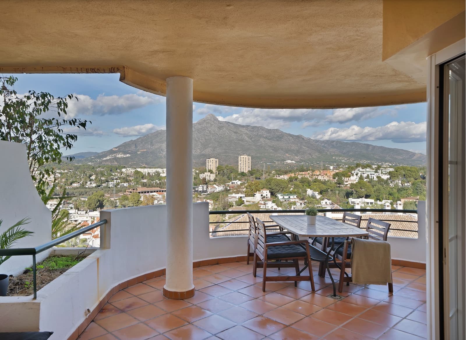 Apartamento de 2 habitaciones en Nueva Andalucia en venta con piscina - 472.000 € (Ref: 9414305)