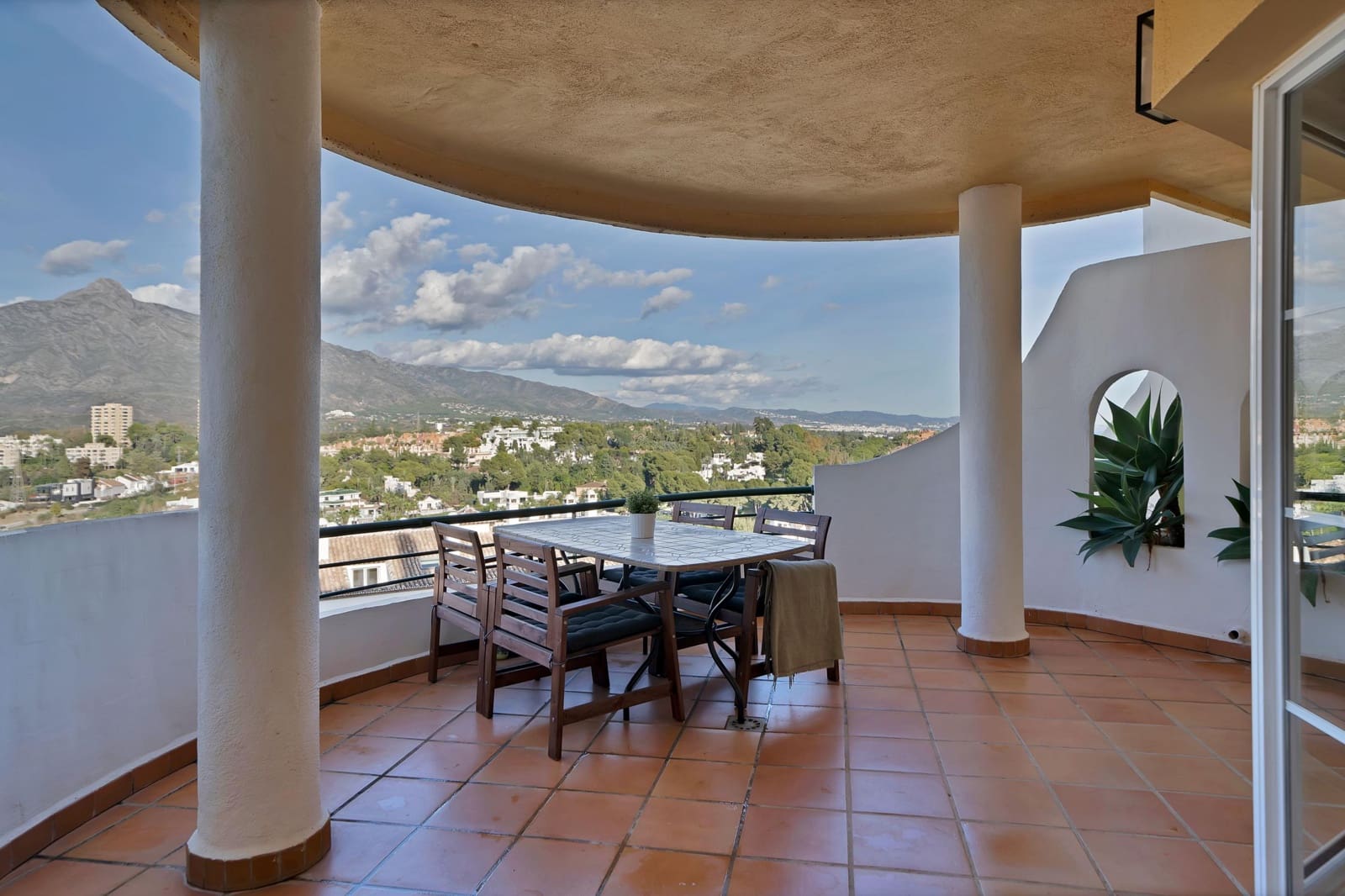 2 quarto Apartamento para venda em Nueva Andalucia com piscina - 472 000 € (Ref: 9414305)