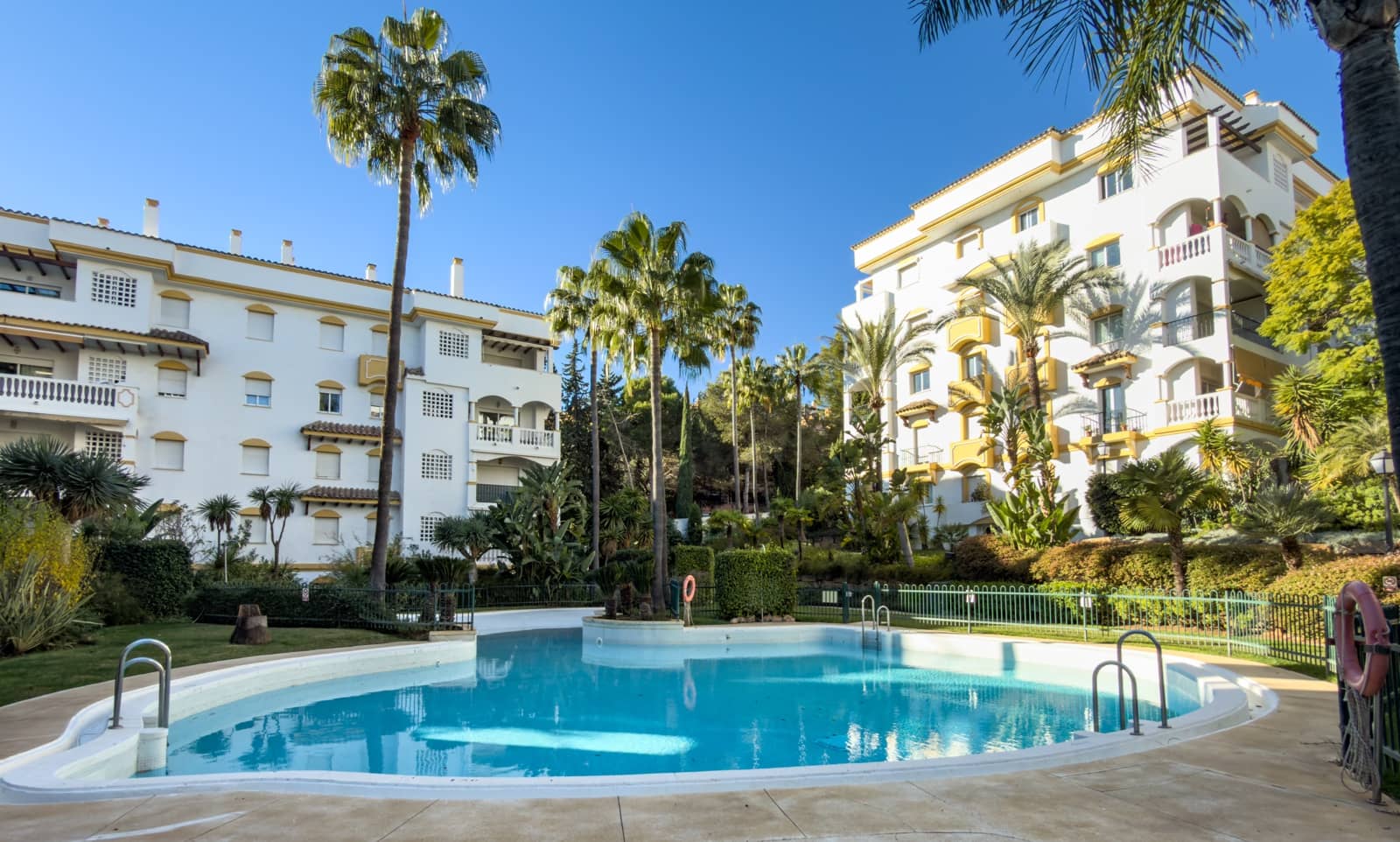 2 bedroom Apartment for sale in Marbella with pool - € 575,000 (Ref: 9431721)