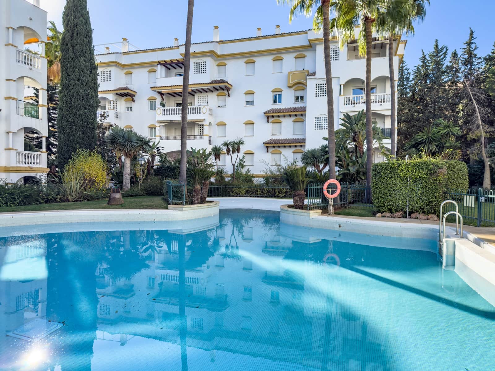2 bedroom Apartment for sale in Marbella with pool - € 575,000 (Ref: 9431721)