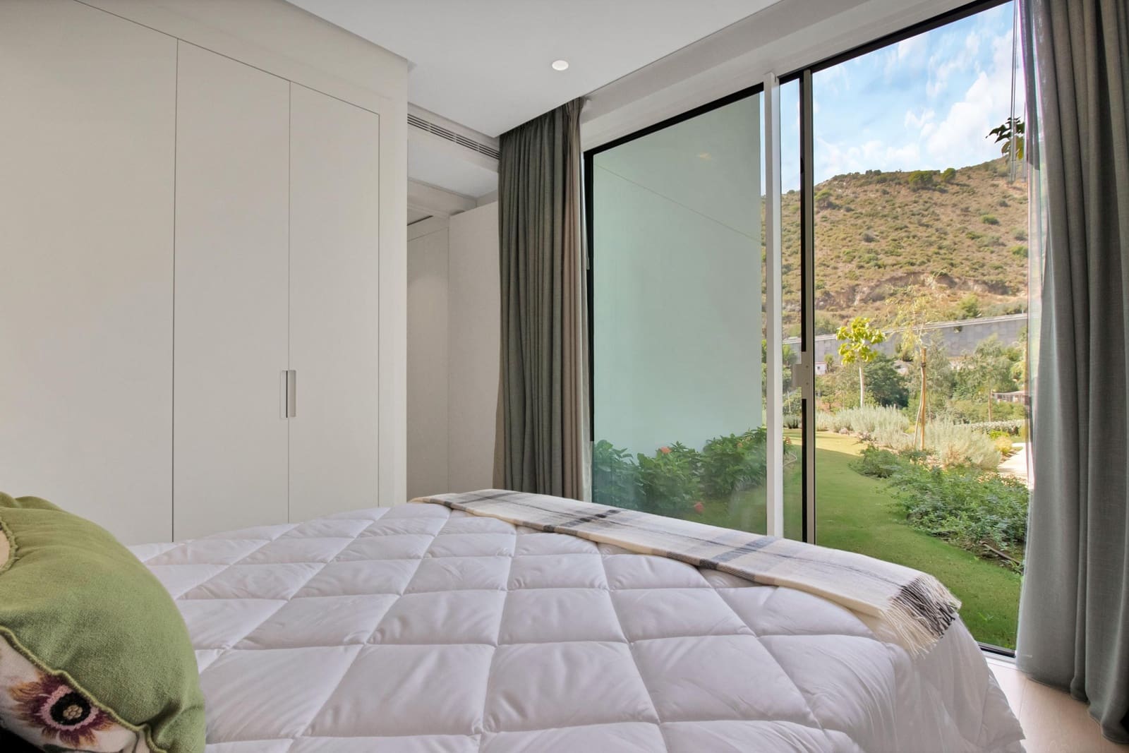 2 bedroom Apartment for sale in Ojen with pool - € 719,000 (Ref: 9450465)