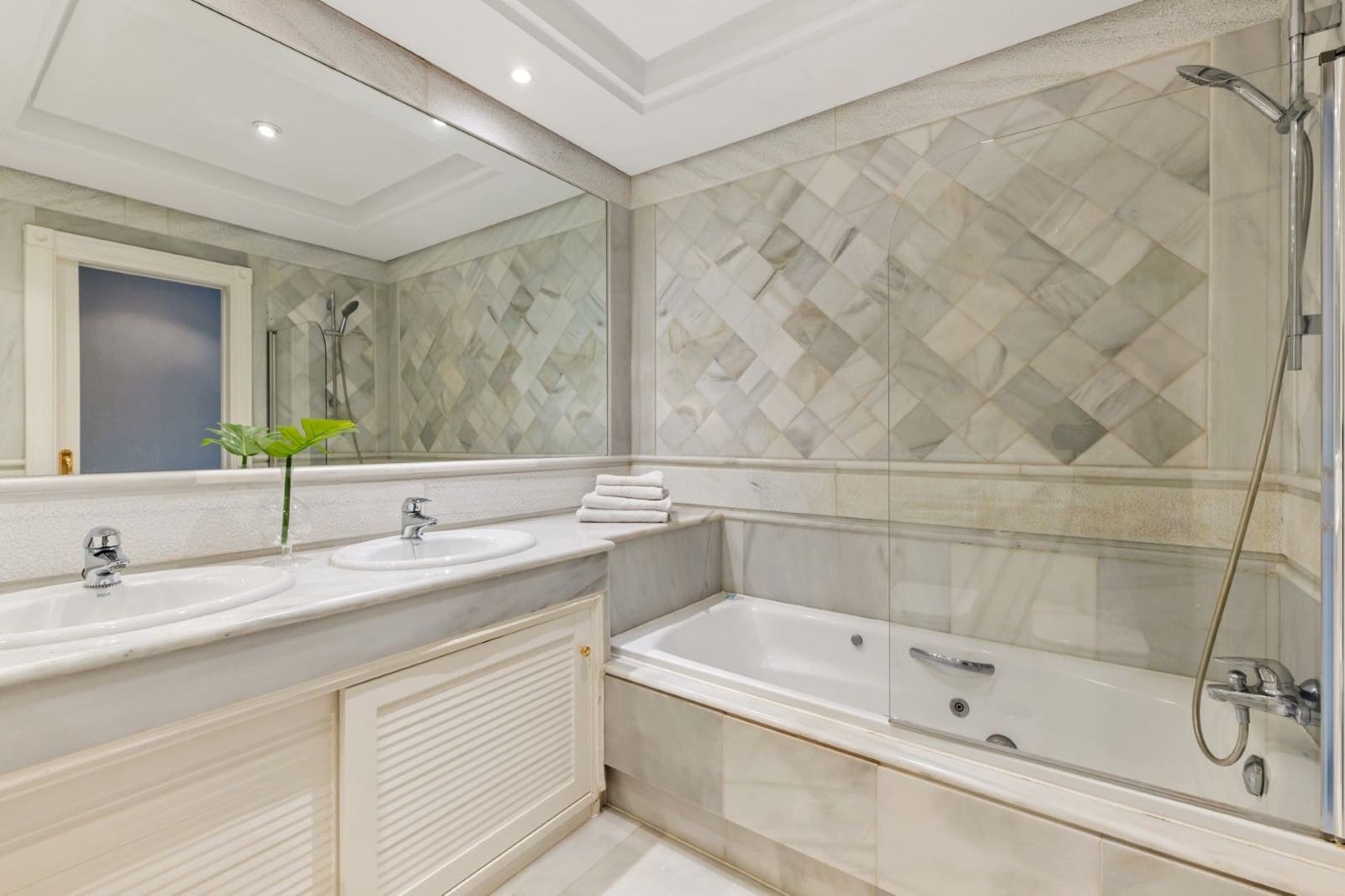 2 bedroom Apartment for sale in Golden Mile with pool - € 1,210,000 (Ref: 9456501)