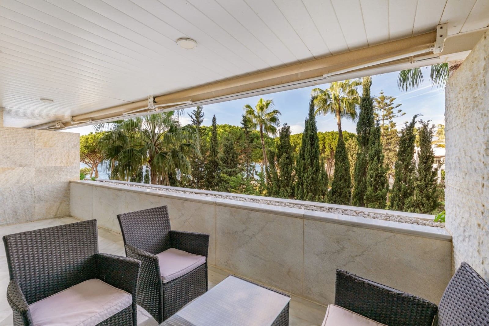 2 sovrum Lägenhet till salu i Marbella med pool - 1 210 000 € (Ref: 9456501)