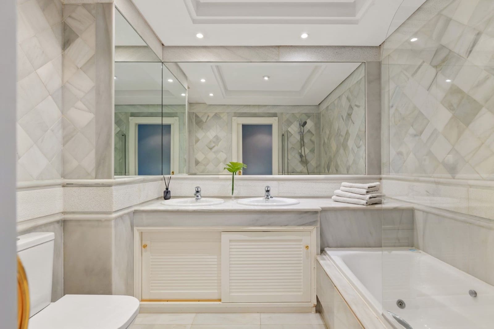 2 bedroom Apartment for sale in Marbella with pool - € 1,210,000 (Ref: 9456501)