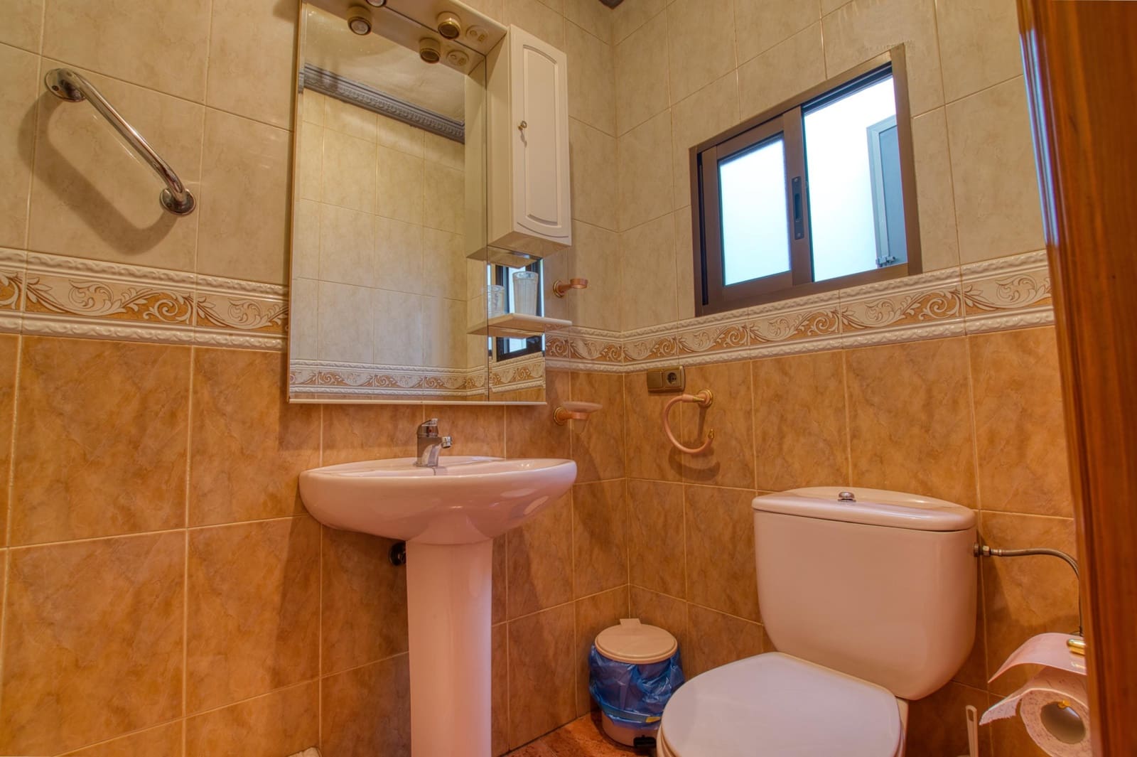 4 makuuhuone Huvila myytävänä paikassa Periana - 270 000 € (Ref: 9482152)