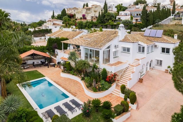 Chalet de 4 habitaciones en Mijas Golf, Mijas en venta con piscina garaje - 1.380.000 € (Ref: 9509219)