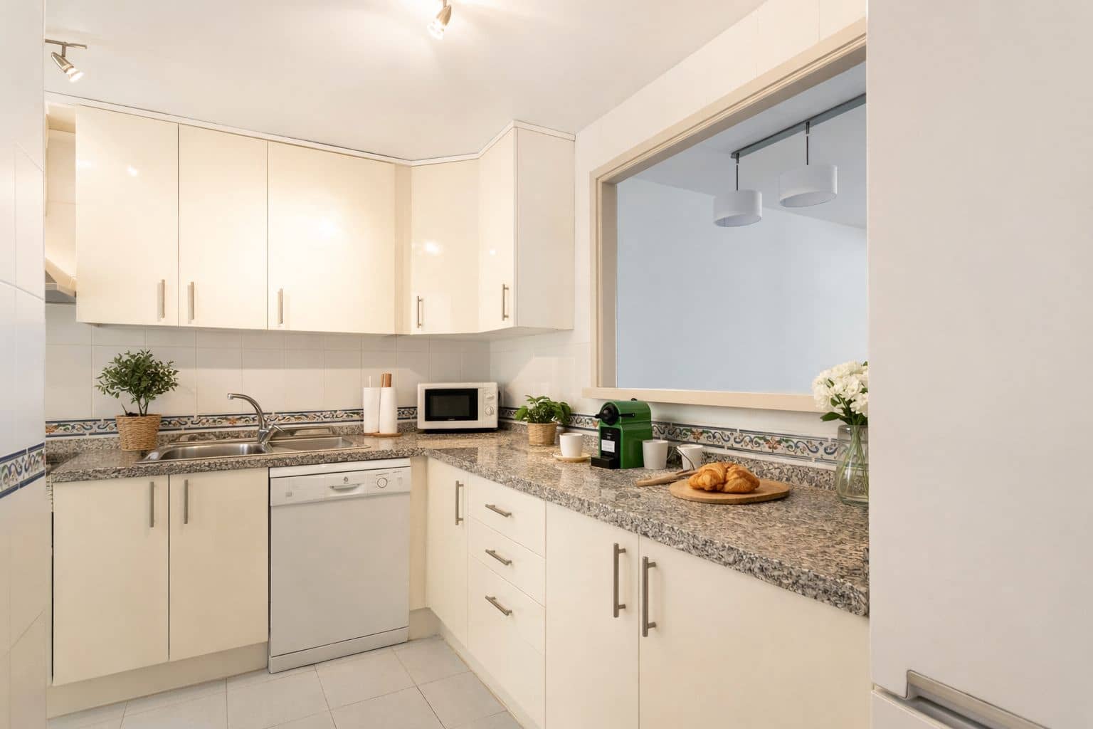 2 chambre Appartement à vendre à La Duquesa / Puerto de la Duquesa avec piscine - 274 900 € (Ref: 9574805)