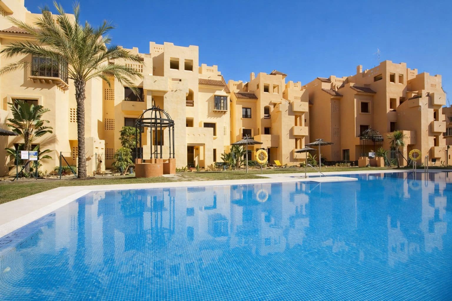 2 chambre Appartement à vendre à La Duquesa / Puerto de la Duquesa avec piscine - 274 900 € (Ref: 9574805)