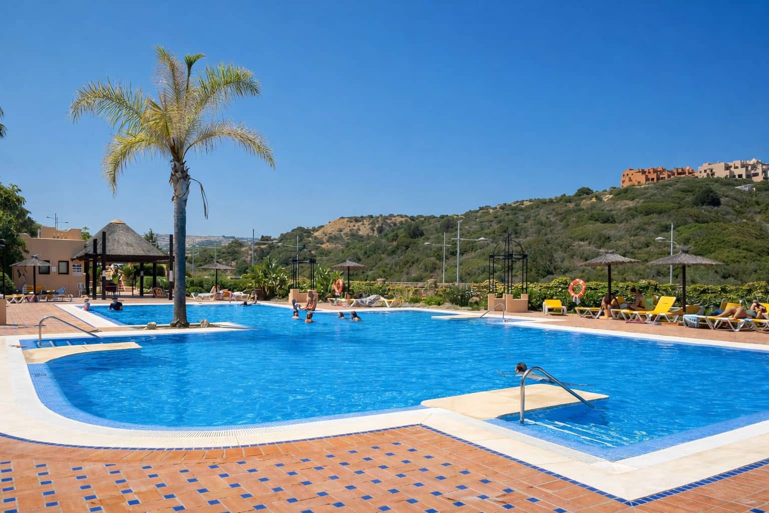 2 chambre Appartement à vendre à La Duquesa / Puerto de la Duquesa avec piscine - 274 900 € (Ref: 9574805)