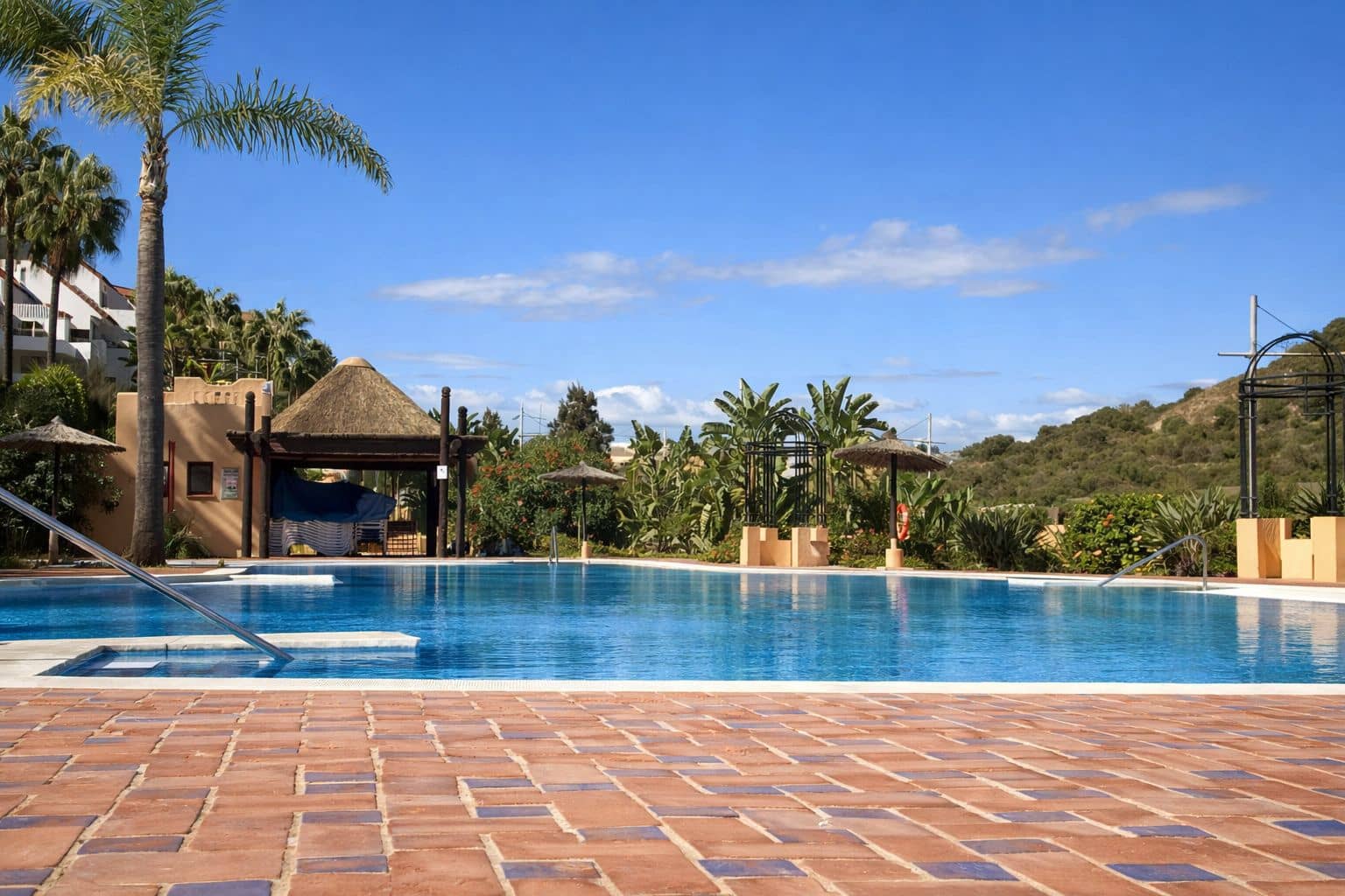 2 chambre Appartement à vendre à La Duquesa / Puerto de la Duquesa avec piscine - 274 900 € (Ref: 9574805)