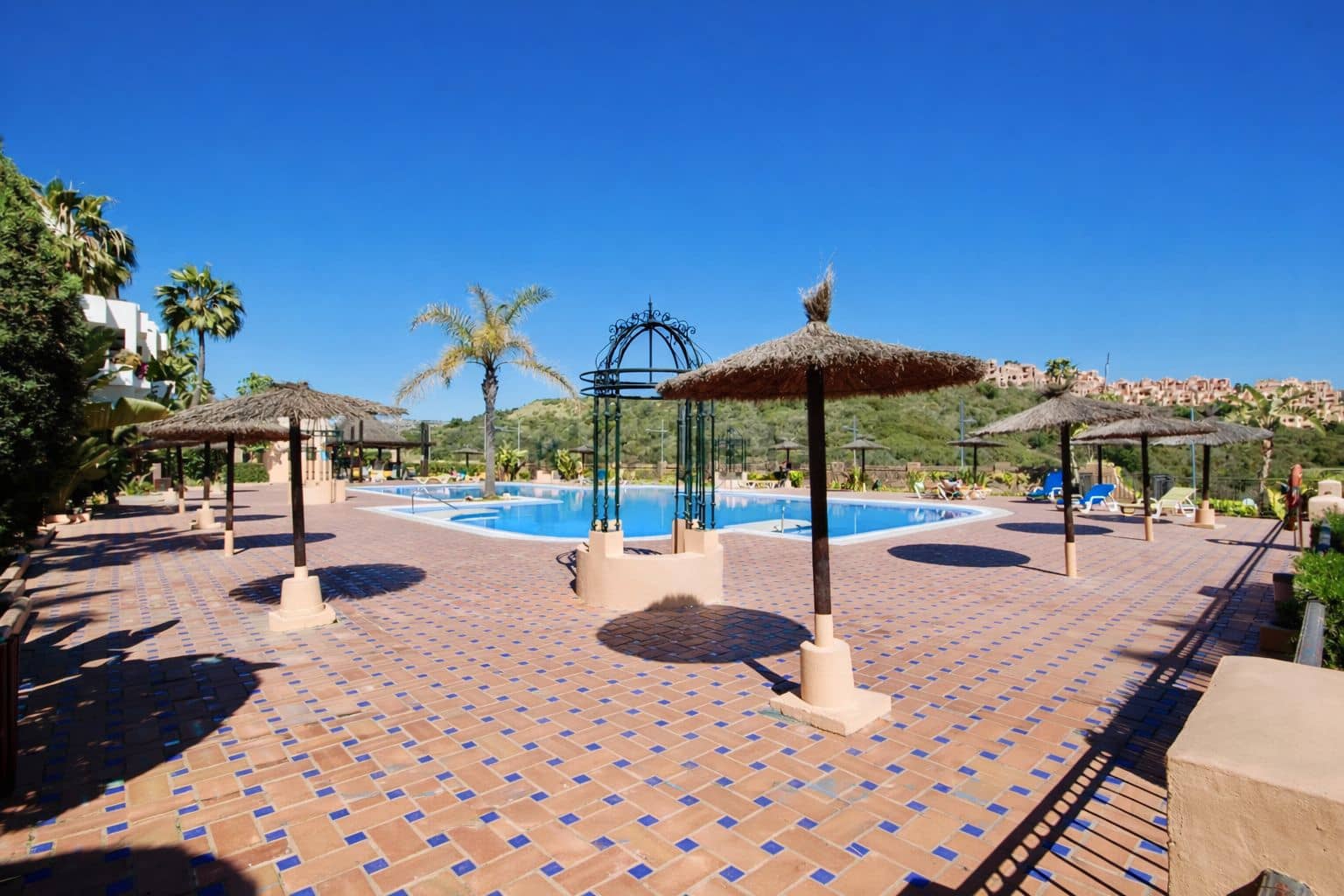 2 chambre Appartement à vendre à La Duquesa / Puerto de la Duquesa avec piscine - 274 900 € (Ref: 9574805)