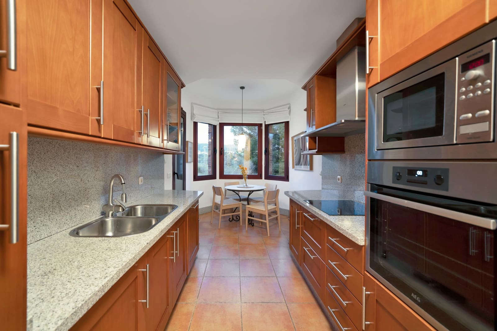 3 bedroom Apartment for sale in Bahia de Marbella with pool - € 1,300,000 (Ref: 9591564)