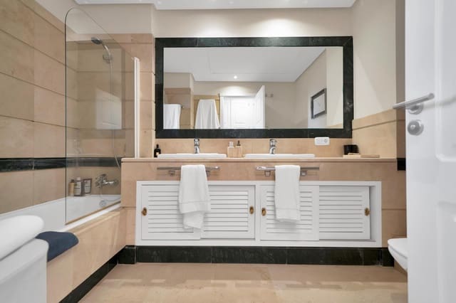 3 chambre Appartement à vendre à Bahía de Marbella, Marbella avec piscine - 1 300 000 € (Ref: 9591564)