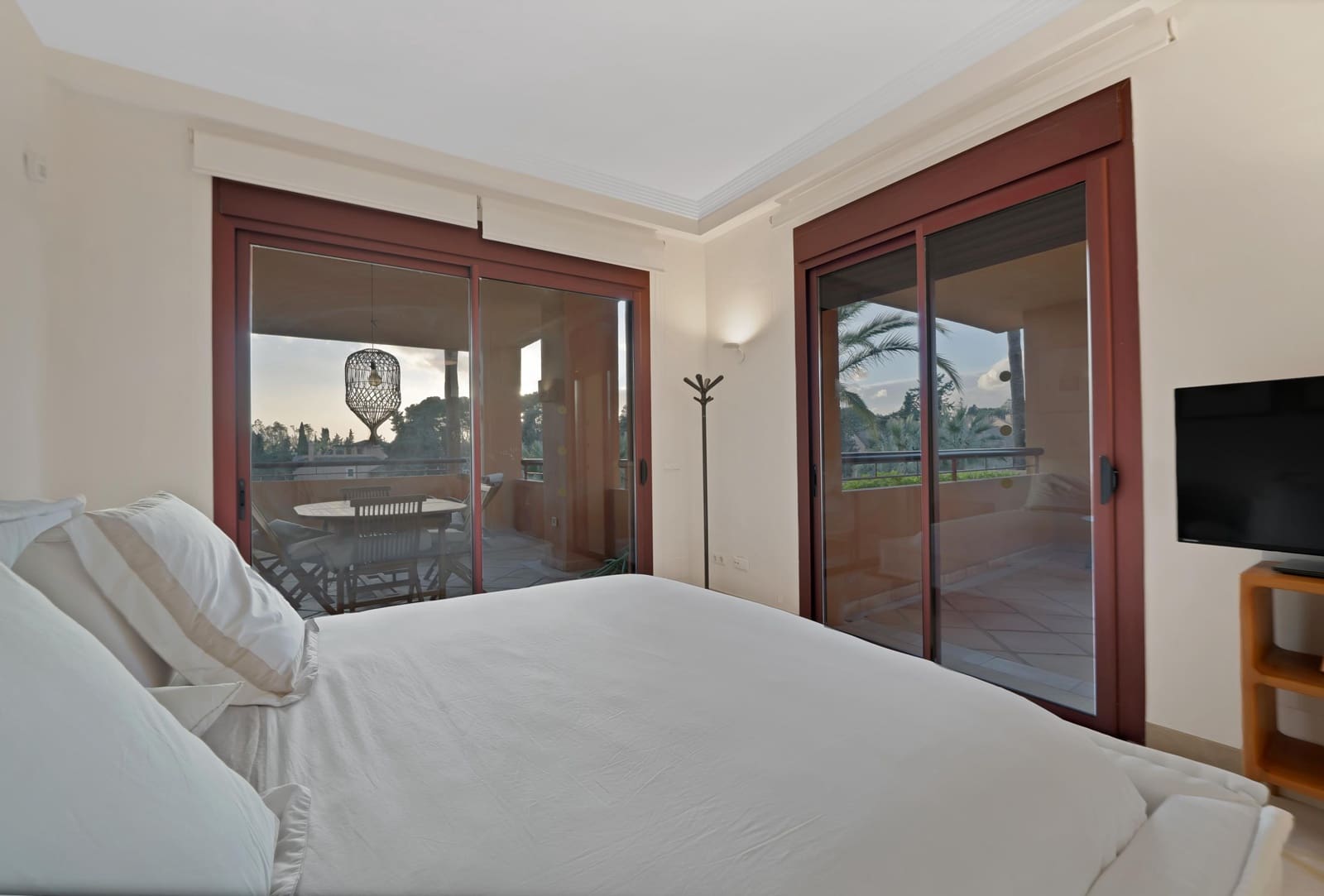 3 bedroom Apartment for sale in Bahia de Marbella with pool - € 1,300,000 (Ref: 9591564)