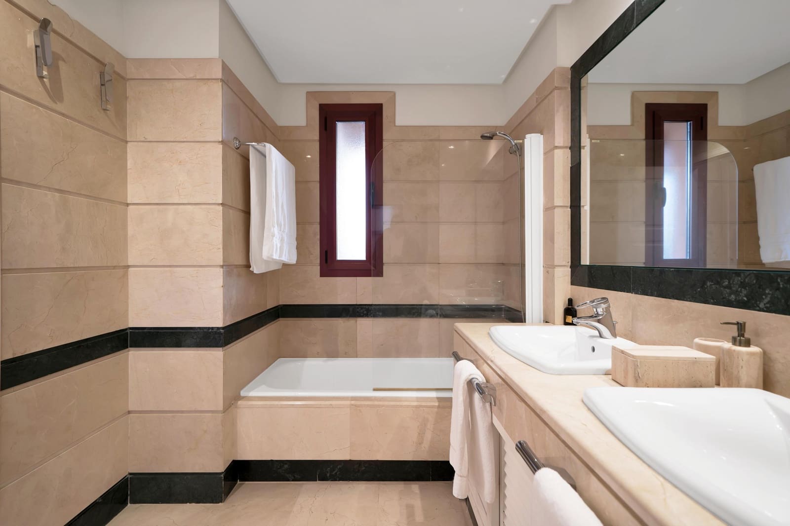 3 bedroom Apartment for sale in Bahia de Marbella with pool - € 1,300,000 (Ref: 9591564)