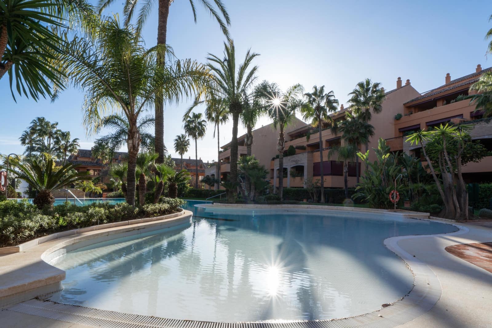 3 bedroom Apartment for sale in Bahia de Marbella with pool - € 1,300,000 (Ref: 9591564)