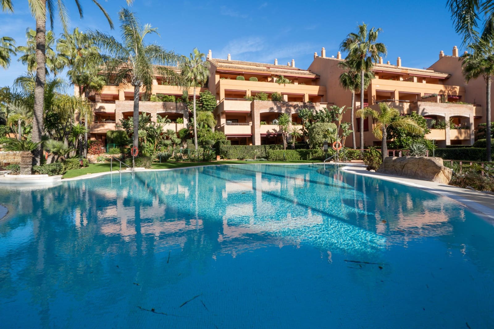 3 bedroom Apartment for sale in Bahia de Marbella with pool - € 1,300,000 (Ref: 9591564)