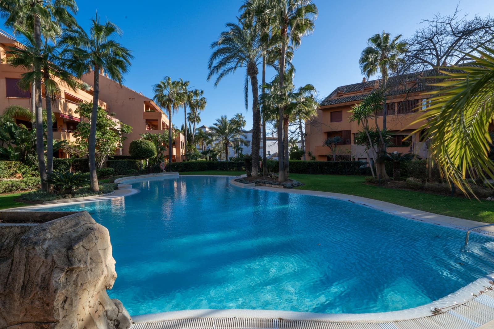 3 bedroom Apartment for sale in Bahia de Marbella with pool - € 1,300,000 (Ref: 9591564)