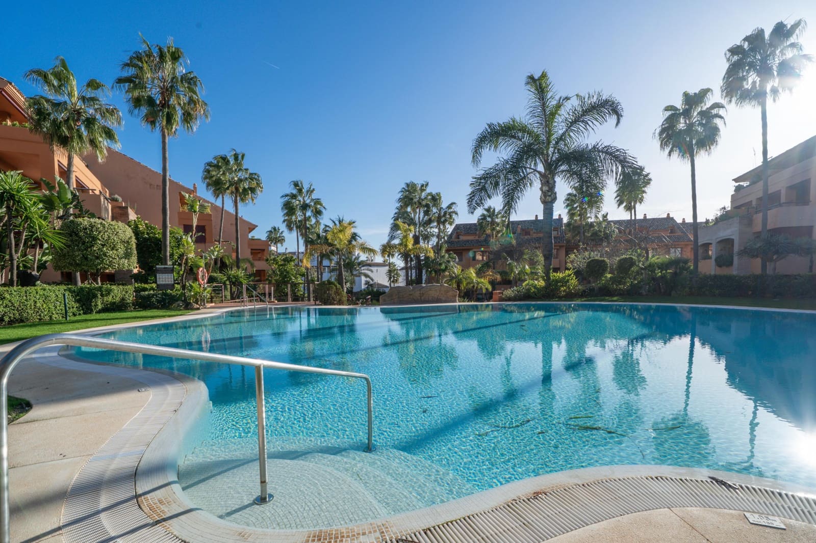 3 bedroom Apartment for sale in Bahia de Marbella with pool - € 1,300,000 (Ref: 9591564)