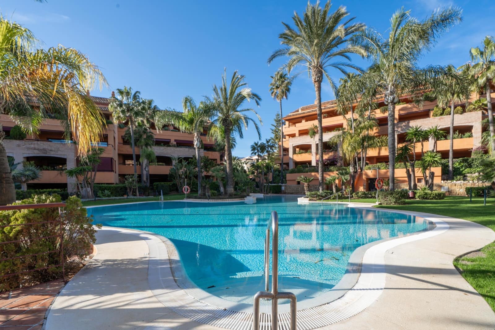 3 bedroom Apartment for sale in Bahia de Marbella with pool - € 1,300,000 (Ref: 9591564)