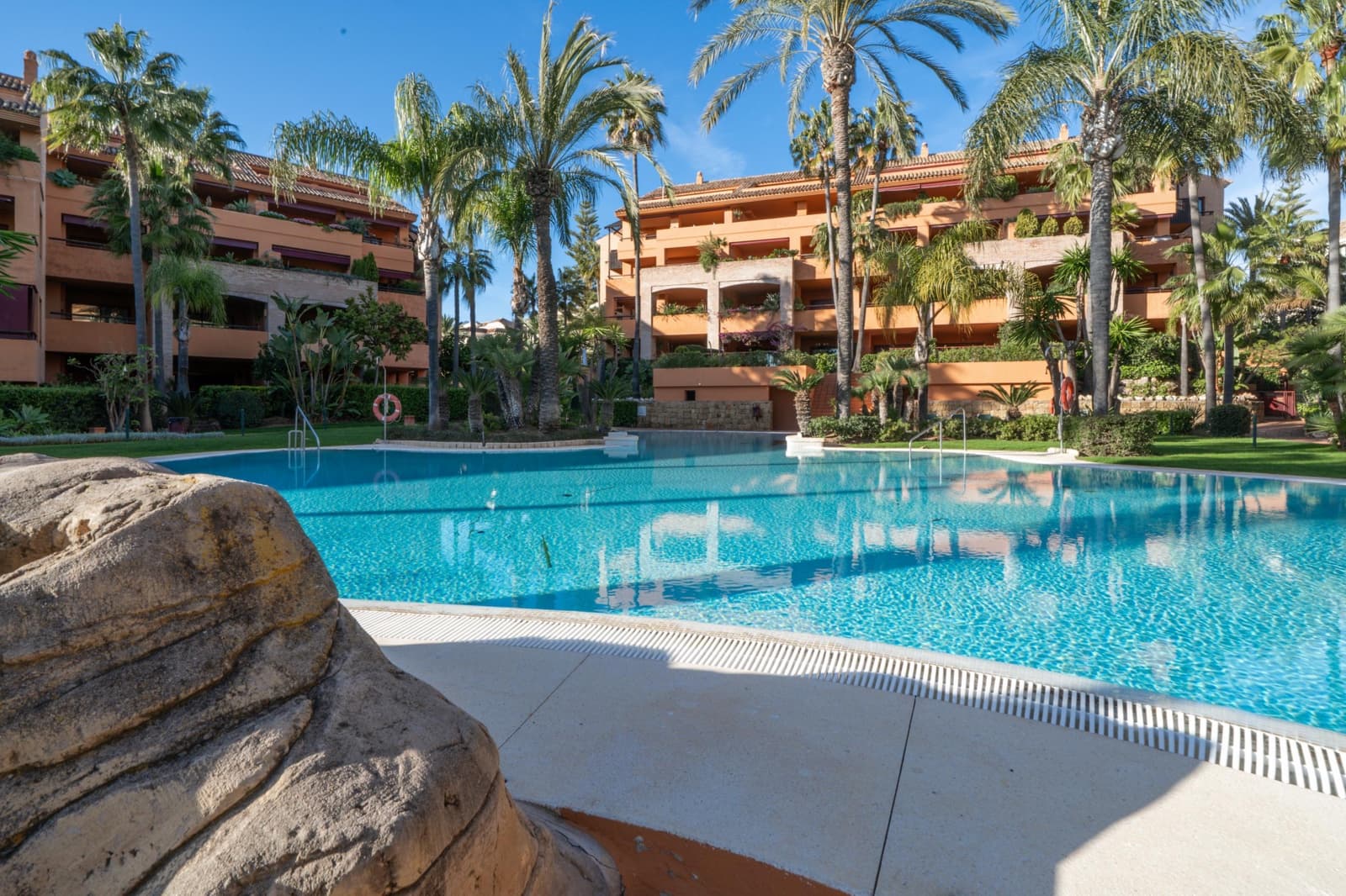 3 bedroom Apartment for sale in Bahia de Marbella with pool - € 1,300,000 (Ref: 9591564)
