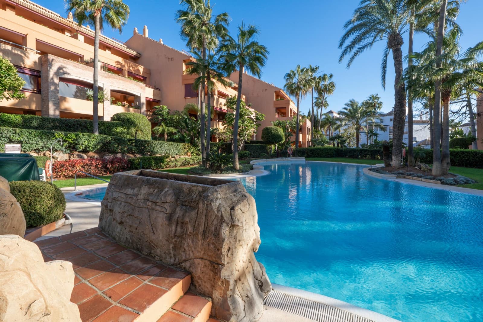 3 bedroom Apartment for sale in Bahia de Marbella with pool - € 1,300,000 (Ref: 9591564)