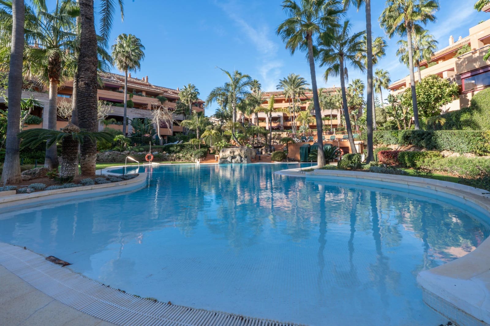 3 bedroom Apartment for sale in Bahia de Marbella with pool - € 1,300,000 (Ref: 9591564)