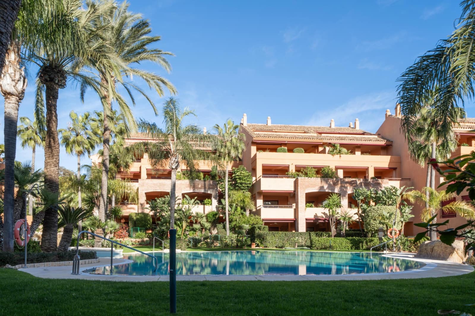 3 bedroom Apartment for sale in Bahia de Marbella with pool - € 1,300,000 (Ref: 9591564)