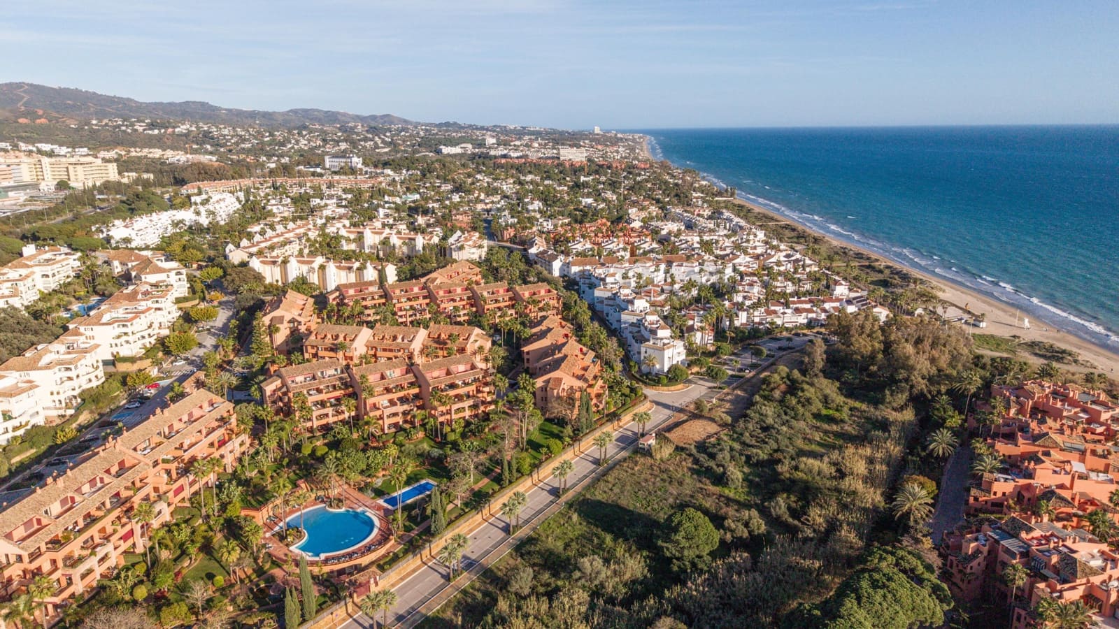 3 bedroom Apartment for sale in Bahia de Marbella with pool - € 1,300,000 (Ref: 9591564)