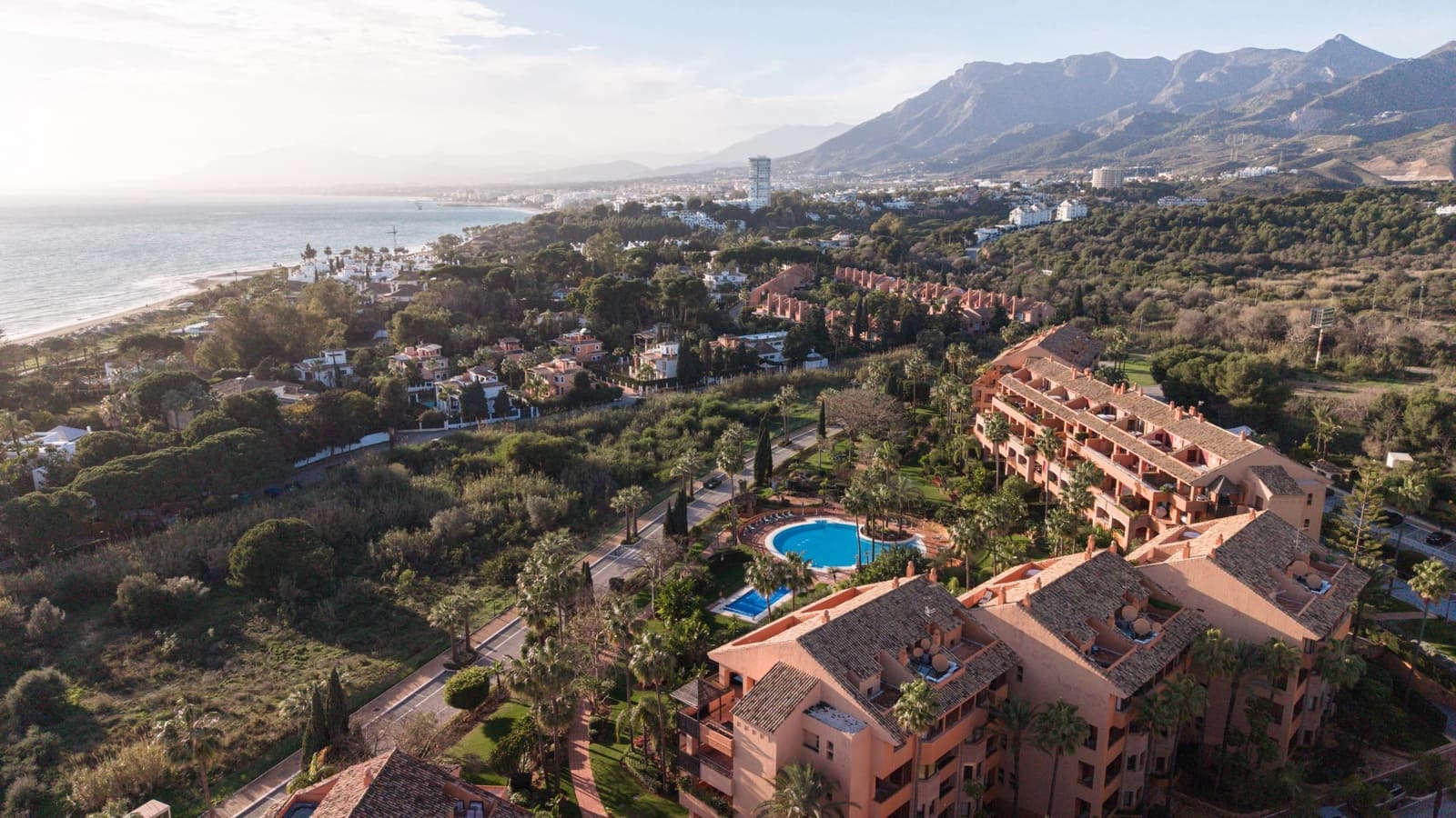 3 bedroom Apartment for sale in Bahia de Marbella with pool - € 1,300,000 (Ref: 9591564)