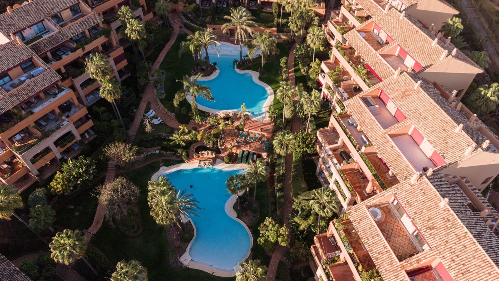 3 bedroom Apartment for sale in Bahia de Marbella with pool - € 1,300,000 (Ref: 9591564)