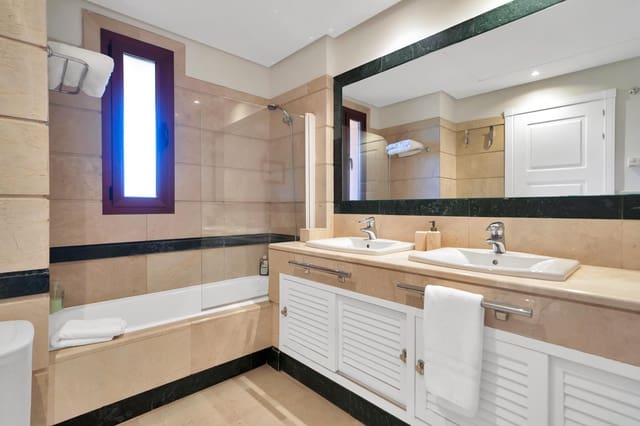 Apartamento de 3 habitaciones en Bahía de Marbella, Marbella en venta con piscina - 1.300.000 € (Ref: 9591564)