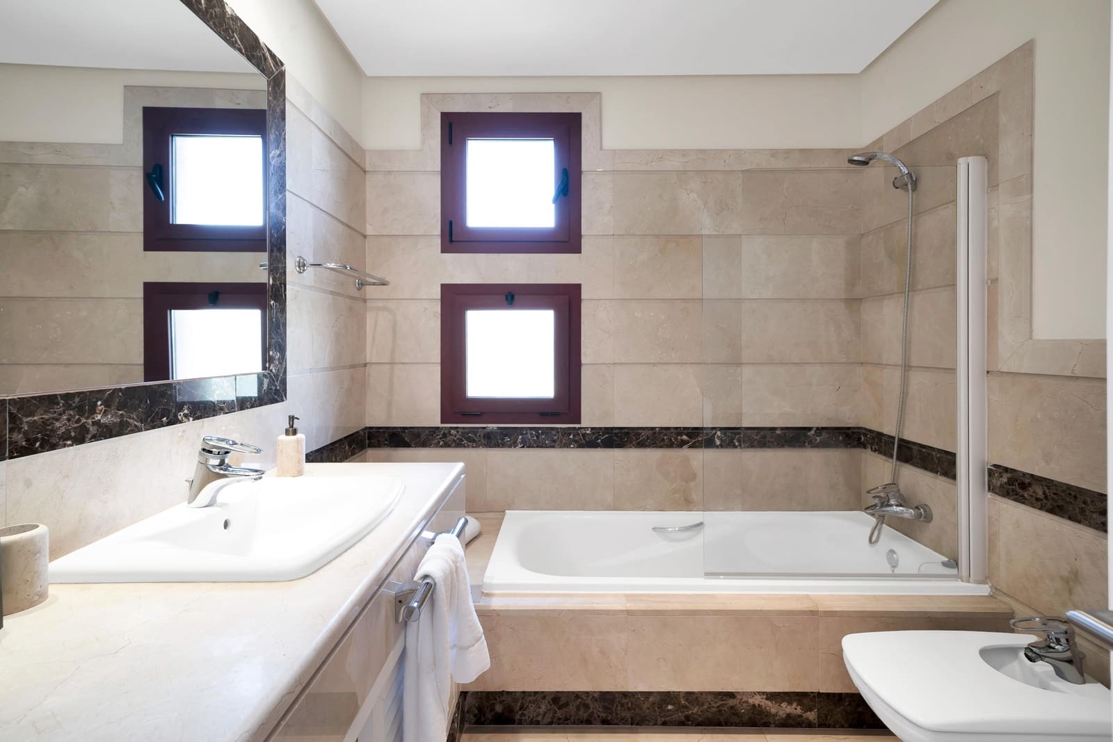3 soveværelse Lejlighed til salg i Bahia de Marbella med swimmingpool - € 1.300.000 (Ref: 9591564)