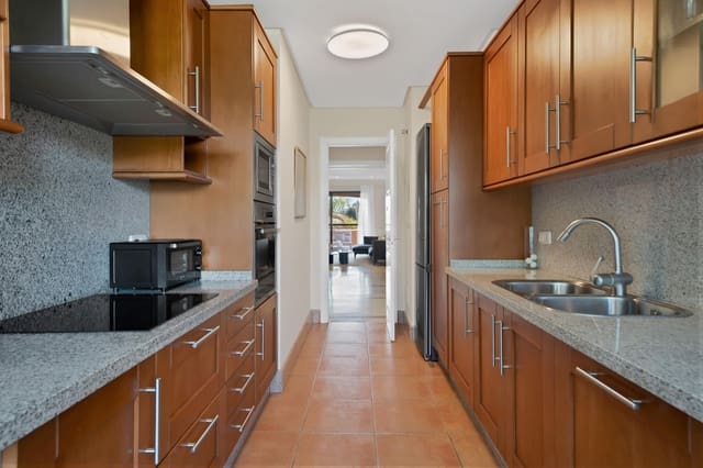 3 soveværelse Lejlighed til salg i Bahía de Marbella, Marbella med swimmingpool - € 1.300.000 (Ref: 9591564)