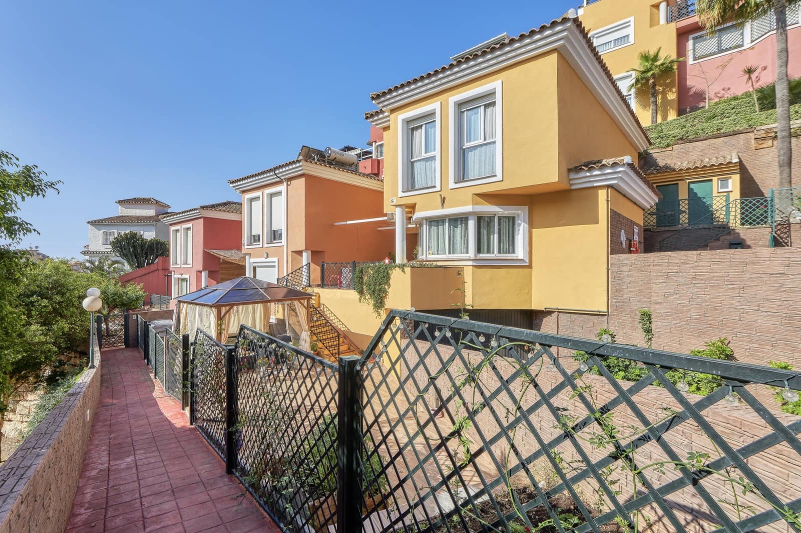 3 soveværelse Semi-Rækkehus til salg i Benalmadena - € 640.000 (Ref: 9619507)