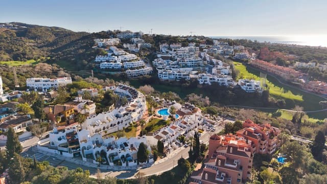 2 sypialnia Dom szeregowy na sprzedaż w La Reserva, Marbella z basenem - 329 000 € (Ref: 9627819)